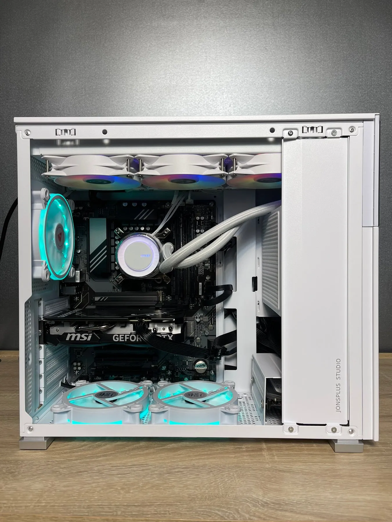 Custom Gaming PC/ Ryzen 7 7700X/ 32GB/ 1TB SSD NVMe/ RX 7800 XT